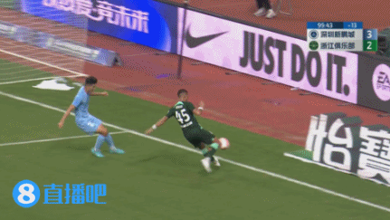 快踢出底线！胡锐宝脚后跟勾拳击中手臂 裁判判定不是点球